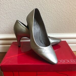 Aerosoles Exquisite in Silver Leather size 8.5